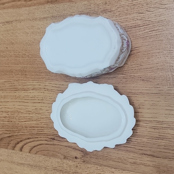 Beautiful Lidded Ornate Jewelry Trinket Box Flowers 3 1/2" x 2 1/2" x 2" - Picture 5 of 5